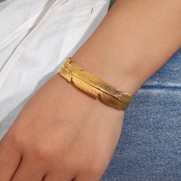 NEW LEAF BANGLE CUFF 18K GOLD BRACELET, NICE BRACELET, CUTE BRACELET - Picture 3 of 7